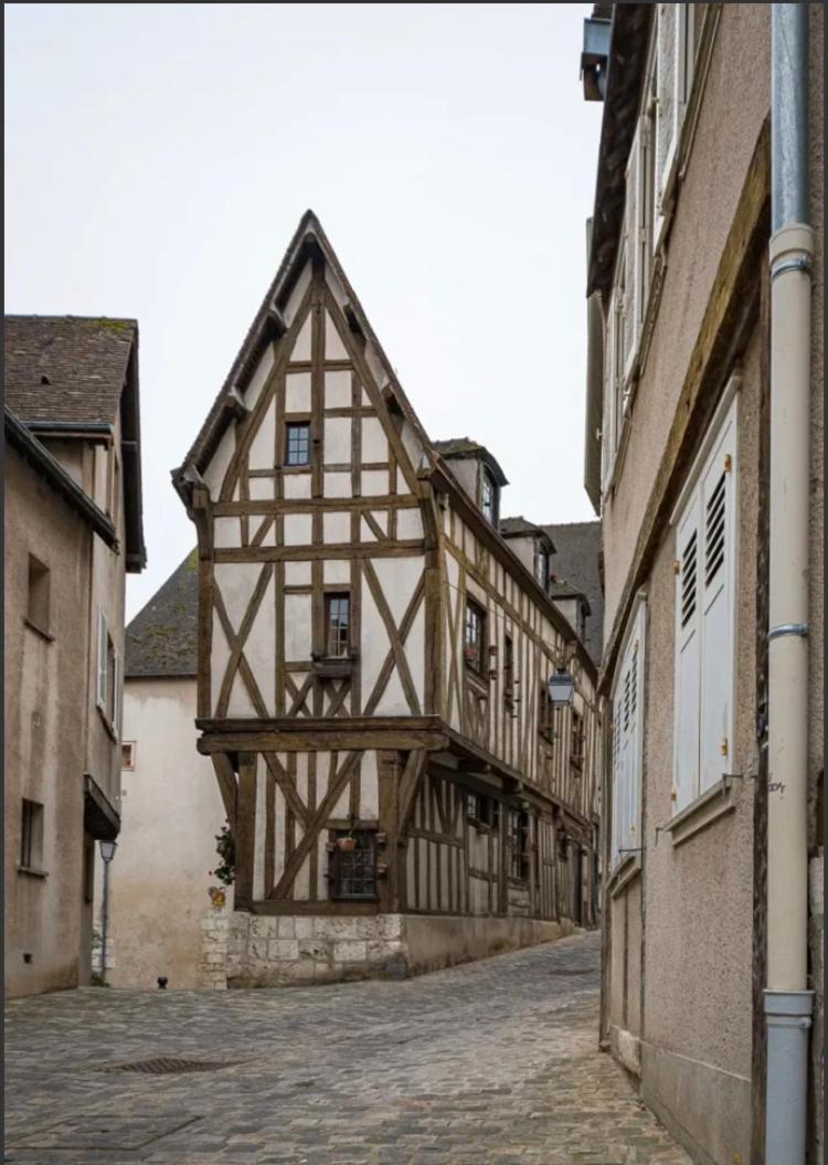 L Ecuyer Au Coeur Du Quartier Historique *